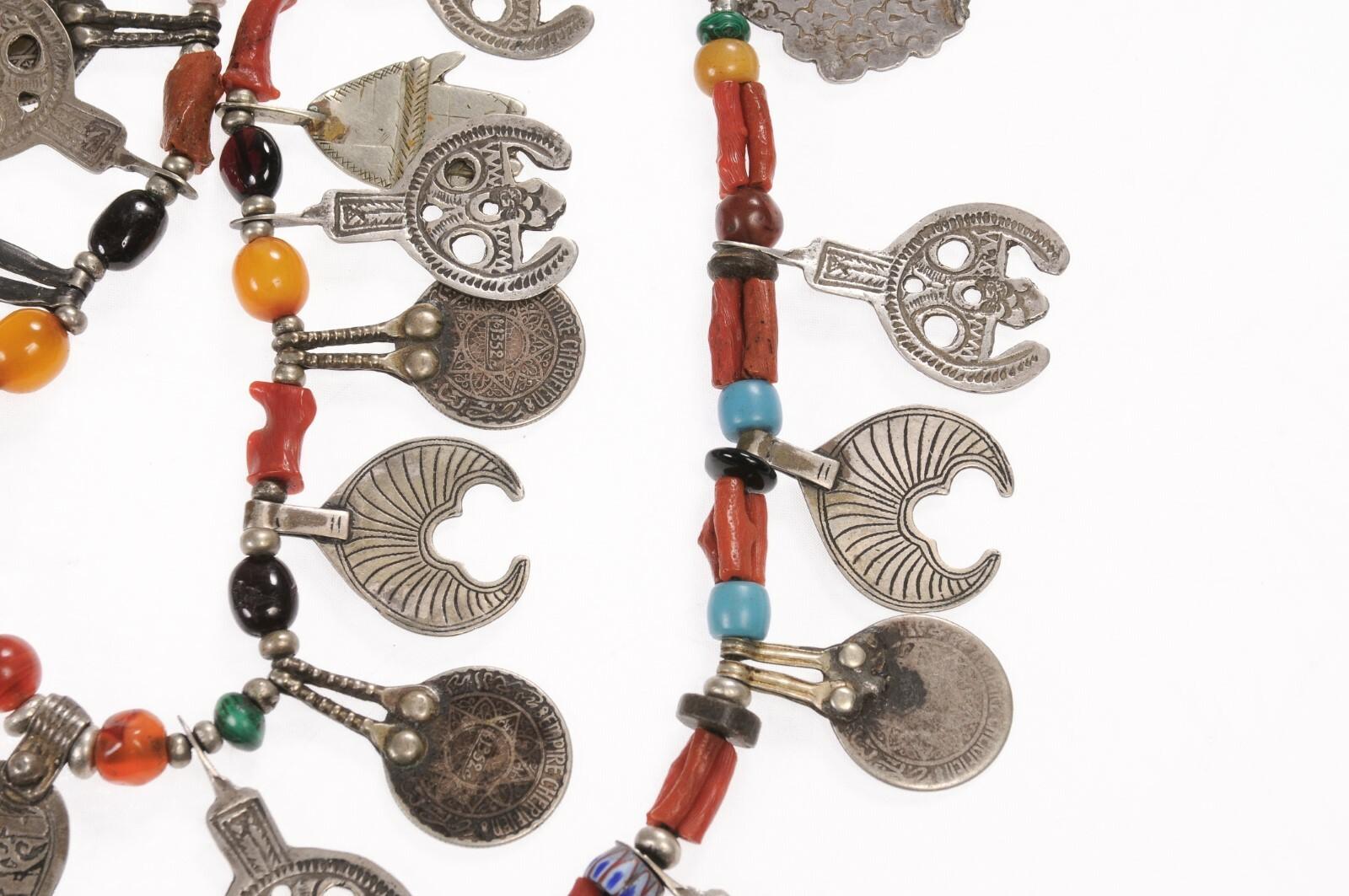 Collier de breloques et de perles en argent en vente 2