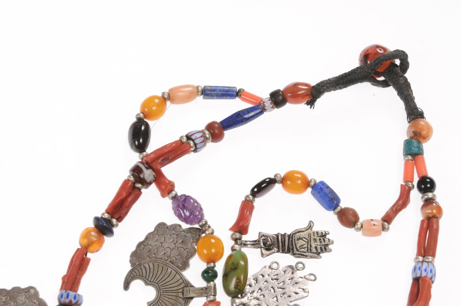 Collier de breloques et de perles en argent en vente 3