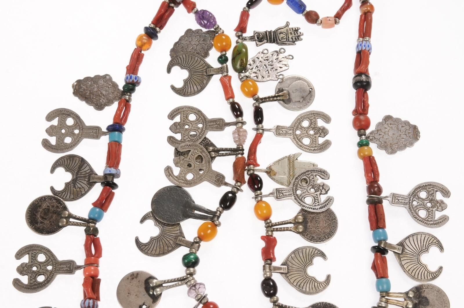 Collier de breloques et de perles en argent en vente 4