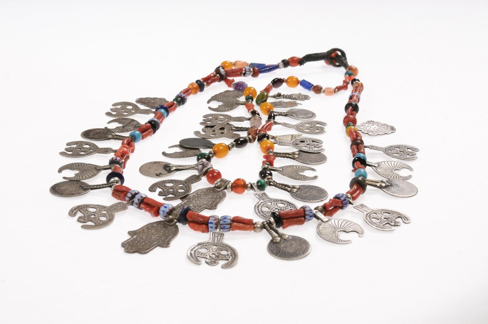 Collier de breloques et de perles en argent en vente 5