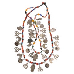 Collar de abalorios y colgantes de plata