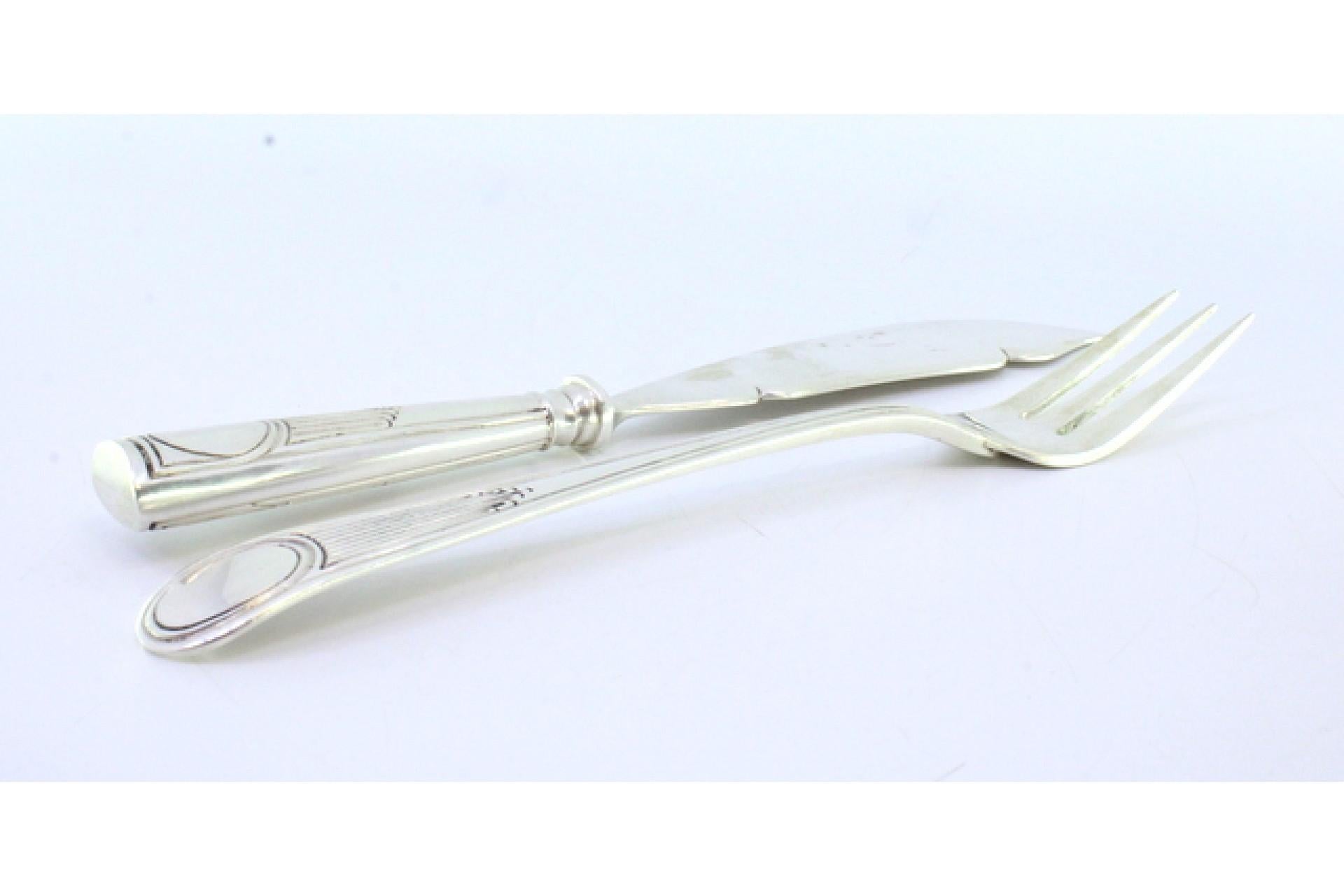 Européen Silver cheese knife and fork set with exposed handles enclosing monogram cards en vente