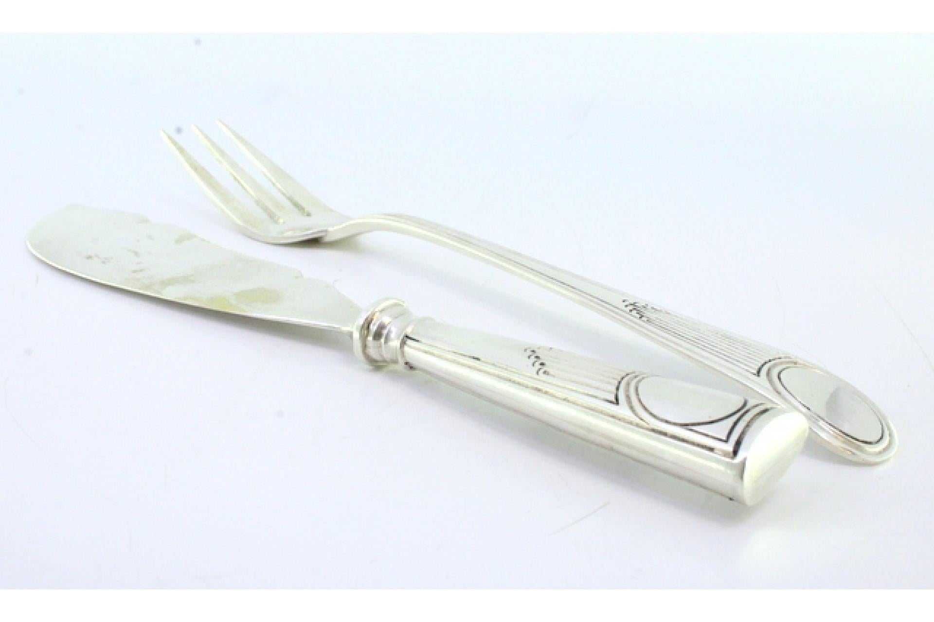 Silver cheese knife and fork set with exposed handles enclosing monogram cards Bon état - En vente à Porto, PT