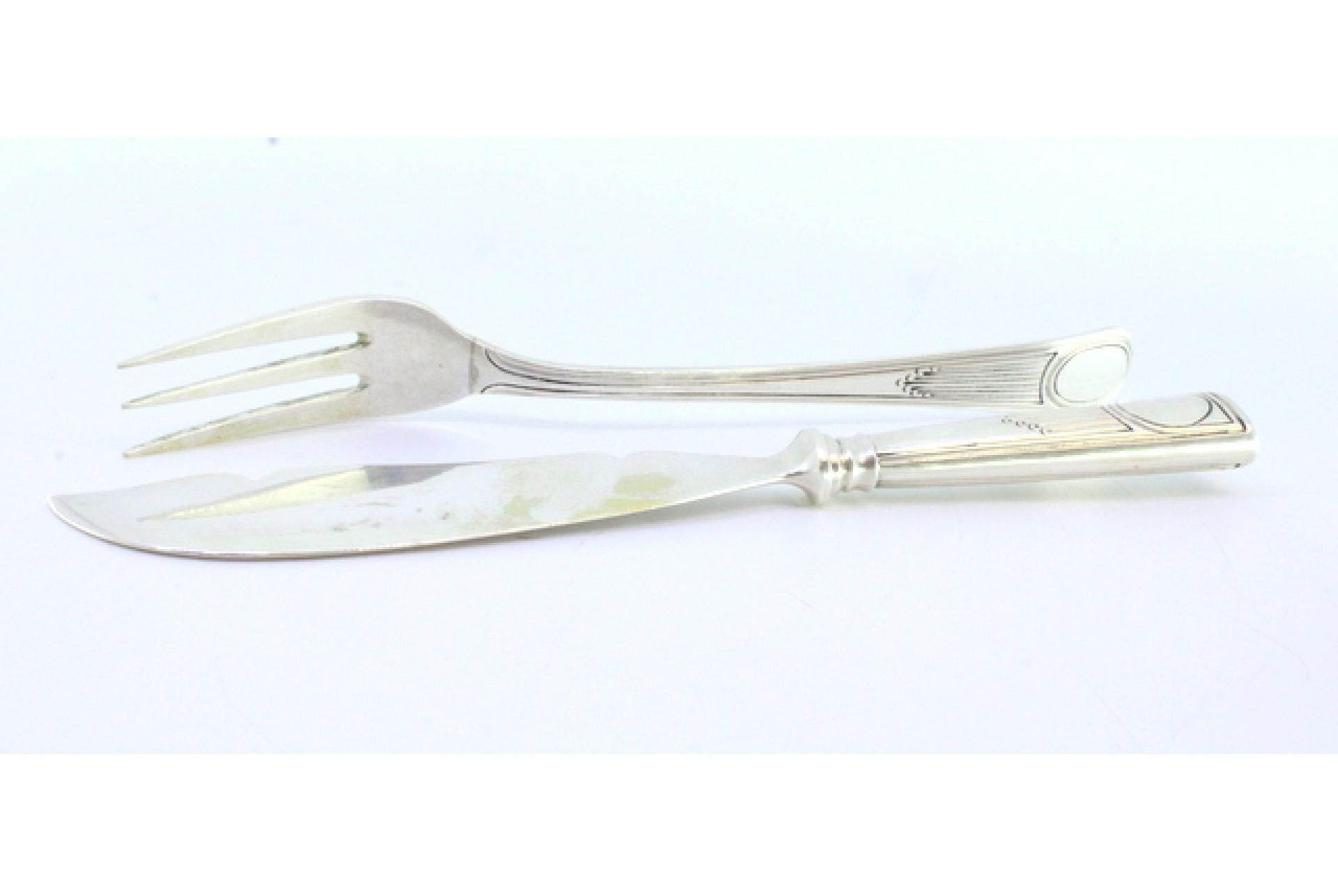 20ième siècle Silver cheese knife and fork set with exposed handles enclosing monogram cards en vente