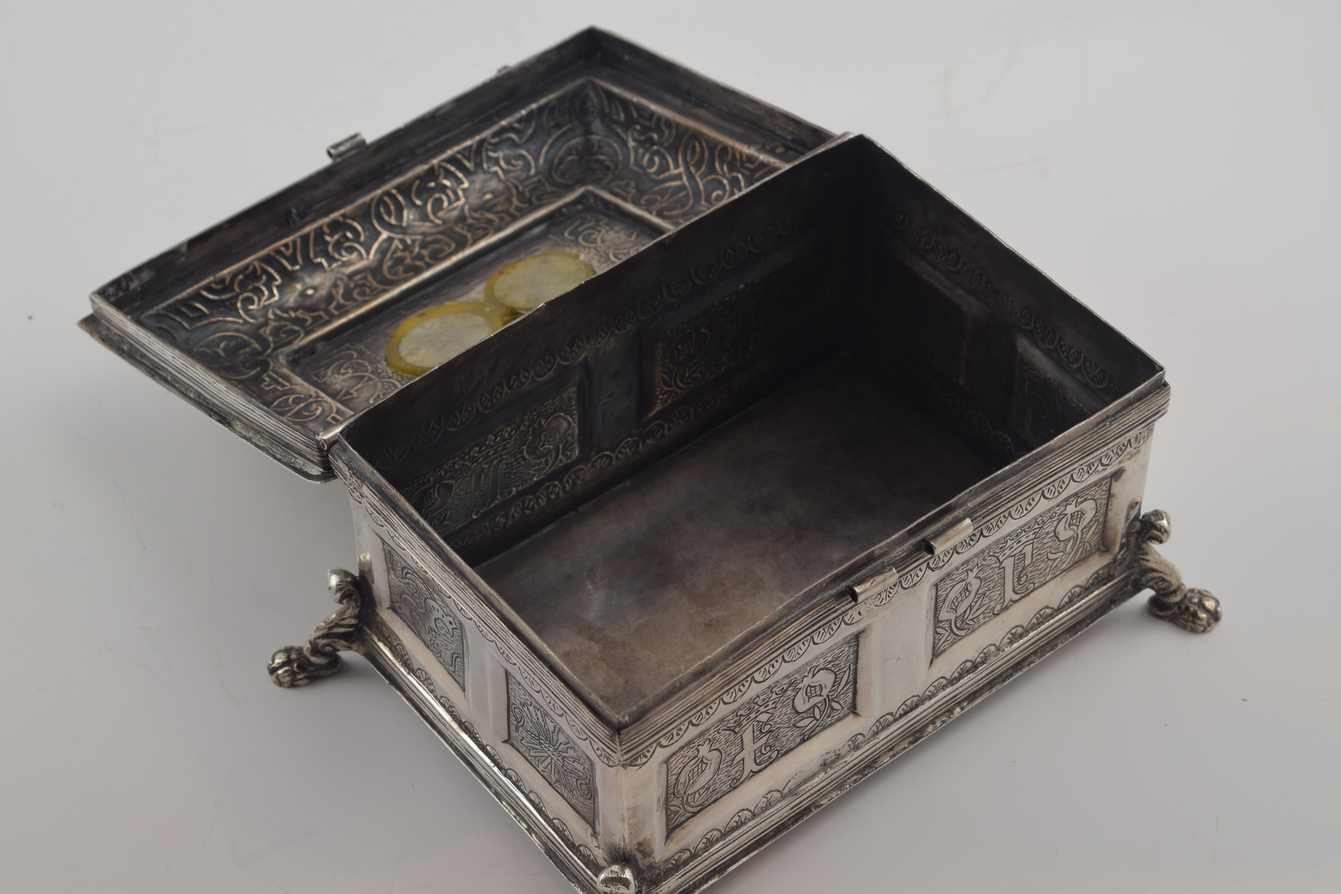 Silver Chest, After 17th Century Models, circa 20th Century In Good Condition For Sale In Madrid, ES