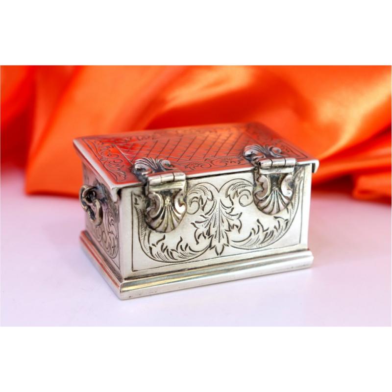 European Silver chest-shaped box with engravings, shells, handles and clasped lid For Sale