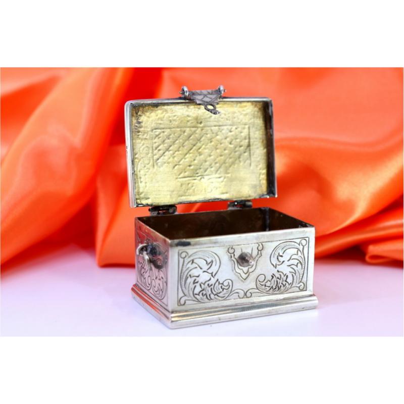 Silver chest-shaped box with engravings, shells, handles and clasped lid In Good Condition For Sale In Porto, PT