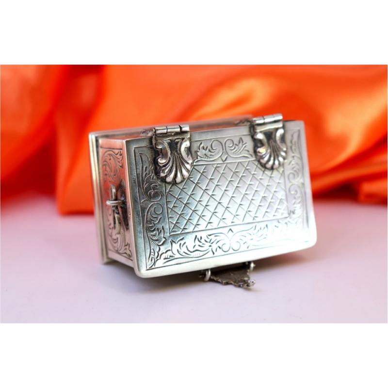 20th Century Silver chest-shaped box with engravings, shells, handles and clasped lid For Sale