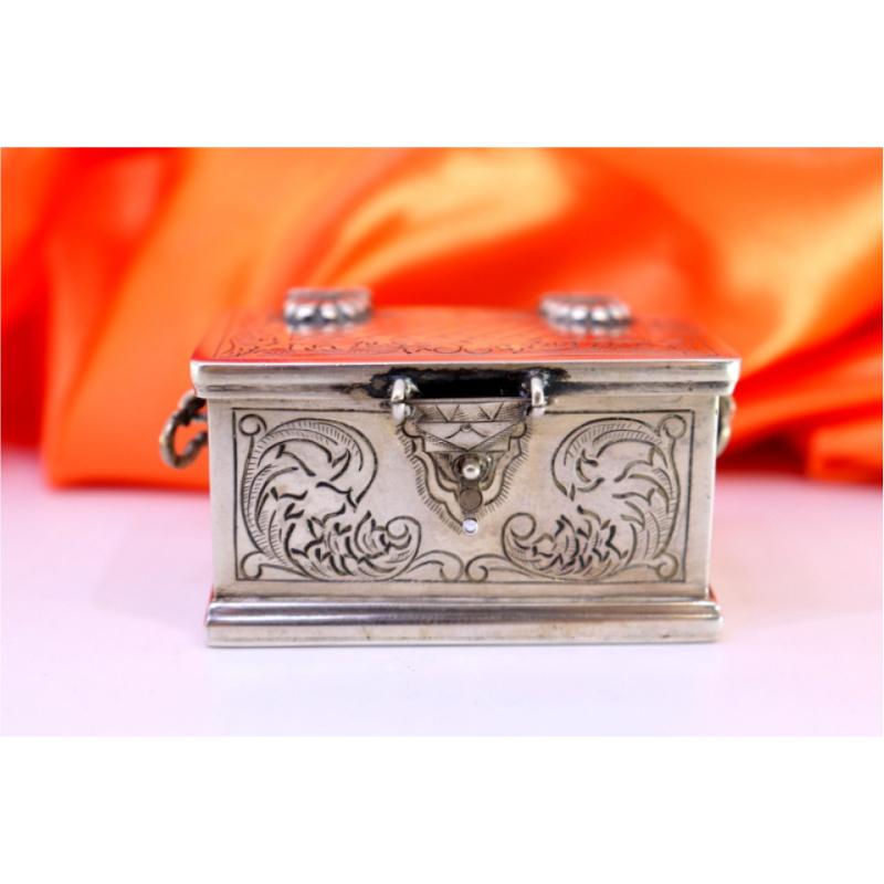 Silver chest-shaped box with engravings, shells, handles and clasped lid For Sale 1