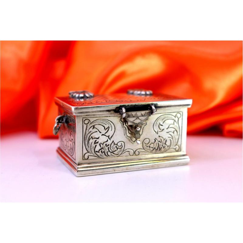 Silver chest-shaped box with engravings, shells, handles and clasped lid For Sale 2