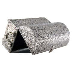 Silberne kastenförmige Schmuckschatulle mit eingemeißelten Pflanzenmotiven und gefüttertem Innenraum