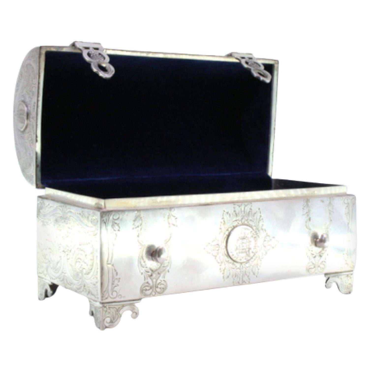 Boîte à bijoux en argent en forme de coffre avec applications de pièces de monnaie, velours bleu et pieds découpés. en vente