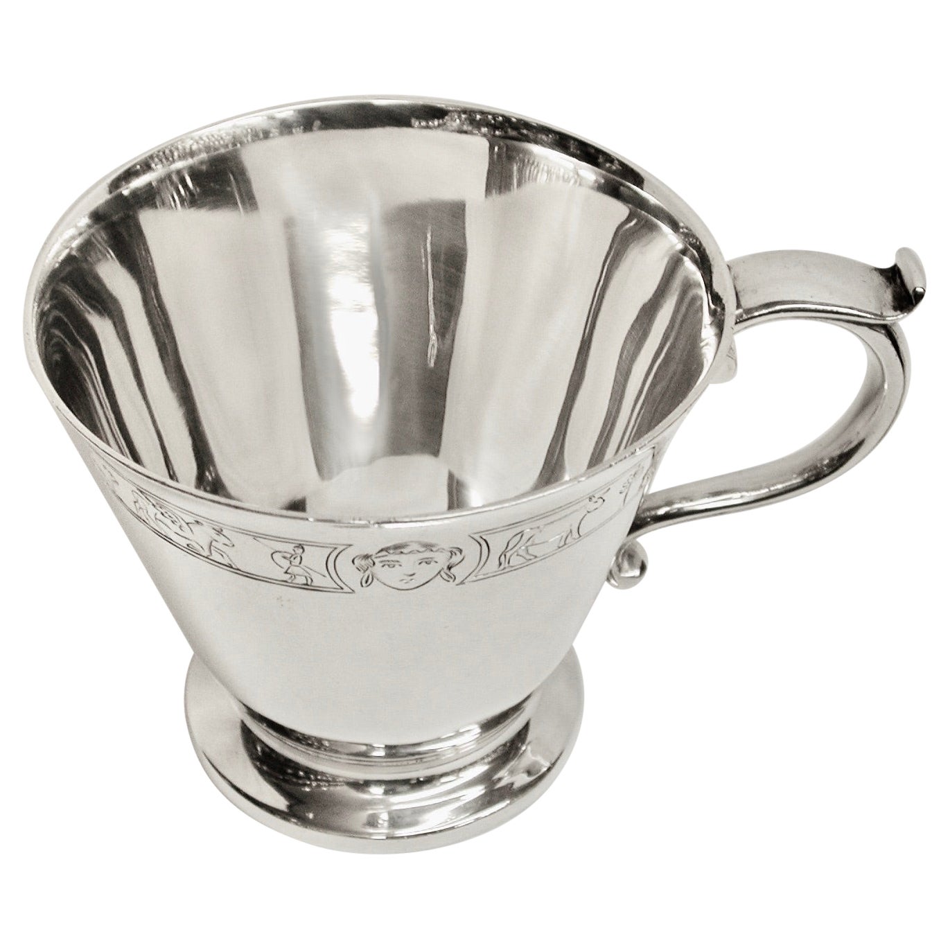 Tasse pour enfants en argent avec scènes mythiques, Thomas Bradbury and Sons, Sheffield, 1936 en vente