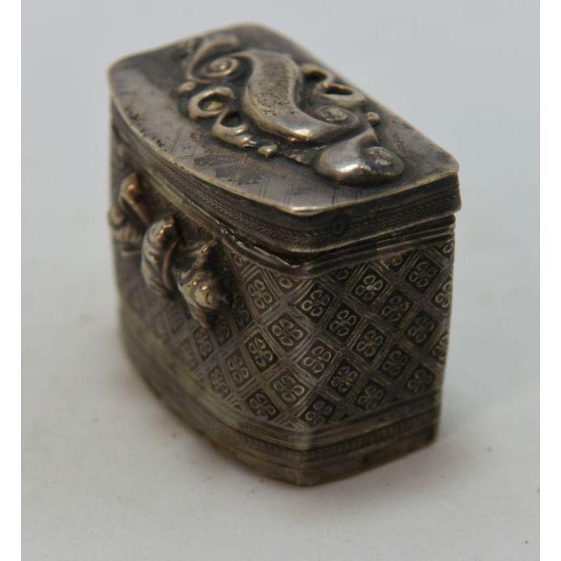 Silver chinoiserie box with cover decorated with wave and ribbon geometric patterns. Dimensions 45 x 45 x 22mm. Weight 33.4 g.

Additional information:
Material: Argent.
