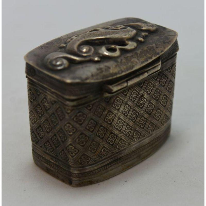 Silver Chinoiserie Box with Cover Decorated with Waves and 19th Century Ribbon For Sale 1