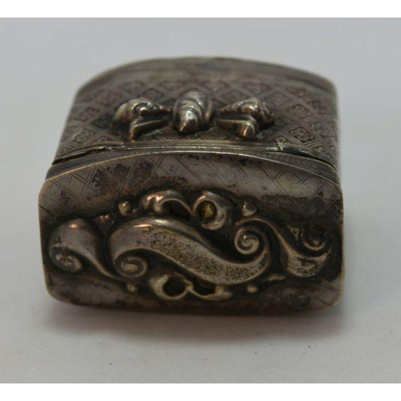 Silver Chinoiserie Box with Cover Decorated with Waves and 19th Century Ribbon For Sale 2