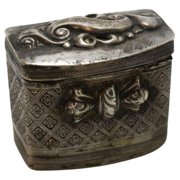 Silver Chinoiserie Box with Cover Decorated with Waves and 19th Century Ribbon For Sale