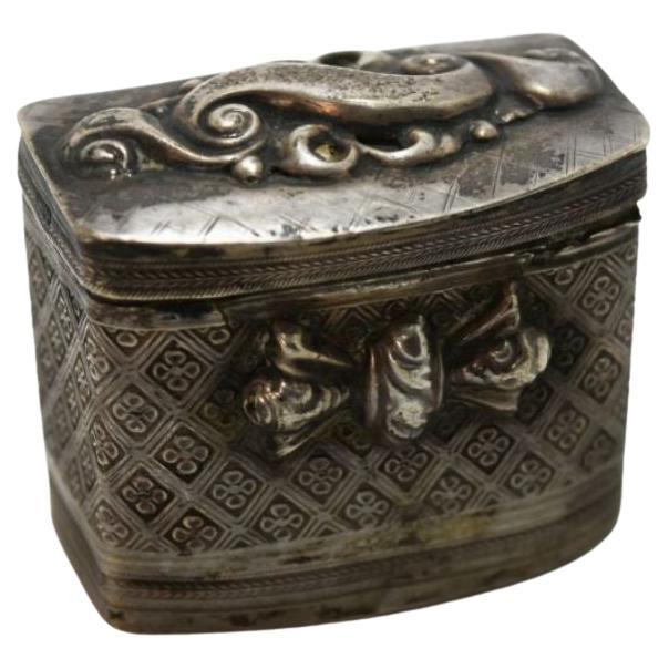 Scatola d'argento a cineserie con coperchio decorato con onde e nastro del XIX secolo in vendita