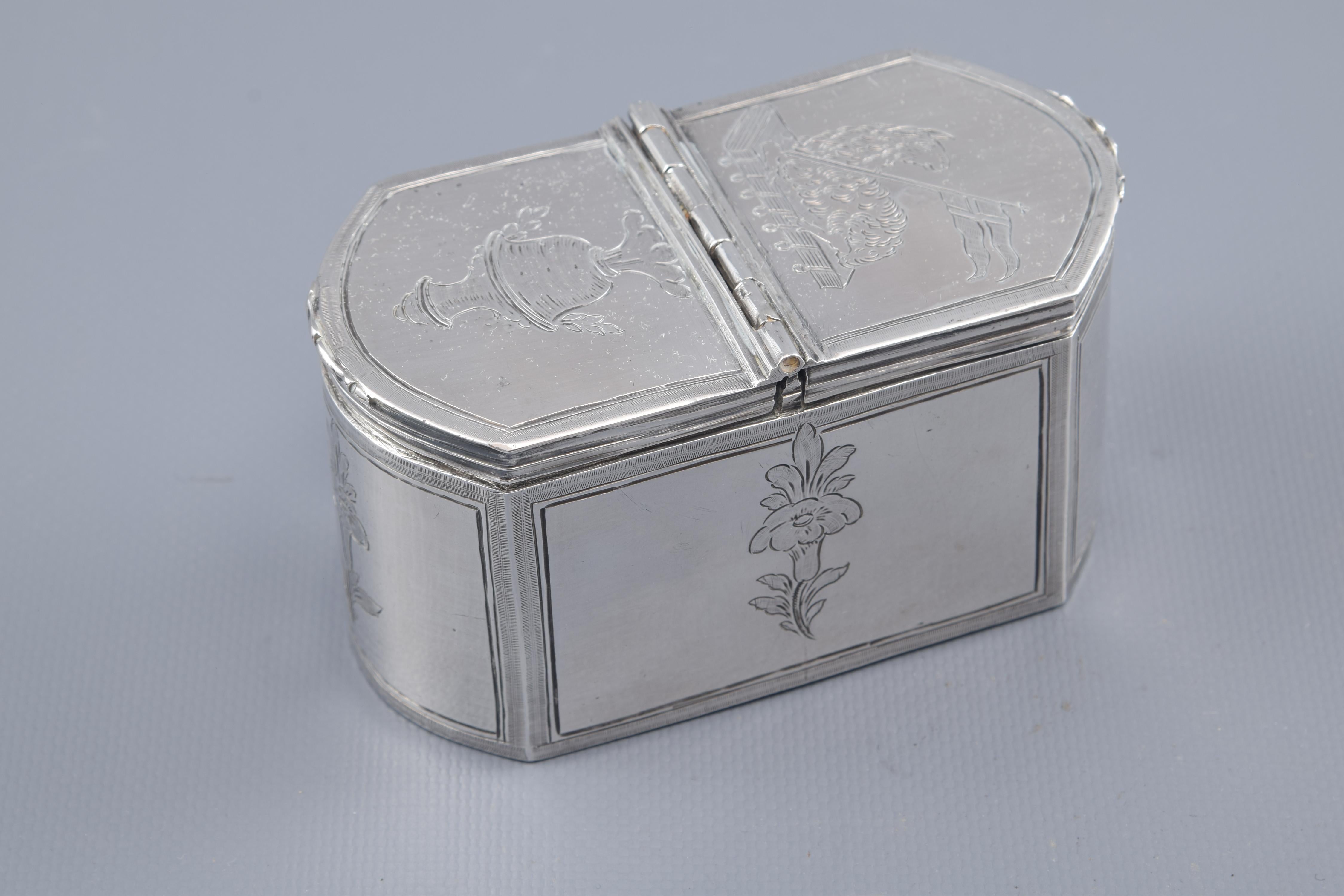 Silver chrismatory box or chrismarium. Bernabé García y Aguilar; Mateo Martínez Moreno. Córdoba, Spain, 1789.
With hallmarks.
Silver box with a rectangular base with curved minor sides, whose lid follows these lines, and which is decorated with a