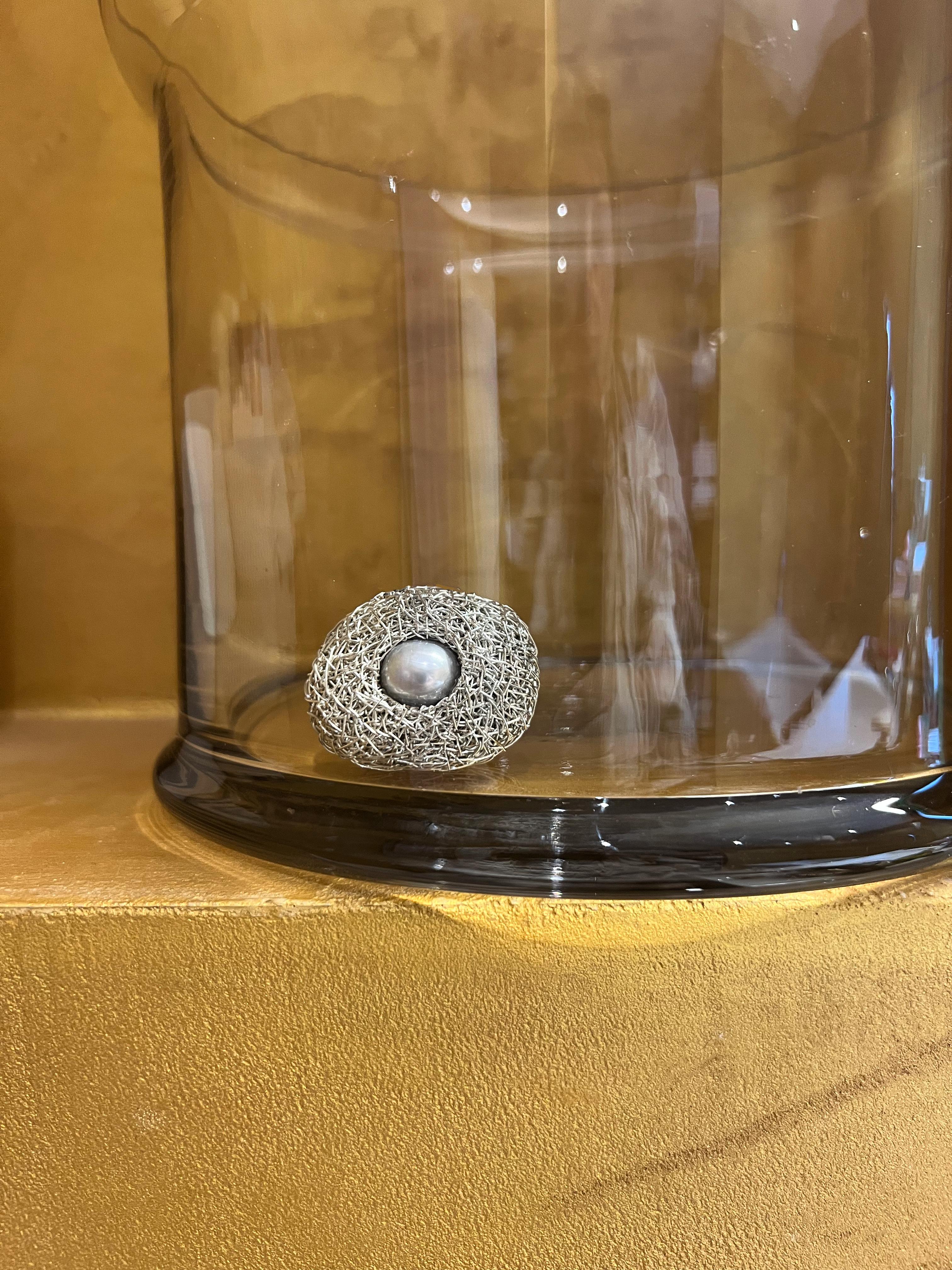 Silver Chunky Cocktail Ring Grey Pearl one-of-a-kind Statement Jewel For Sale 4