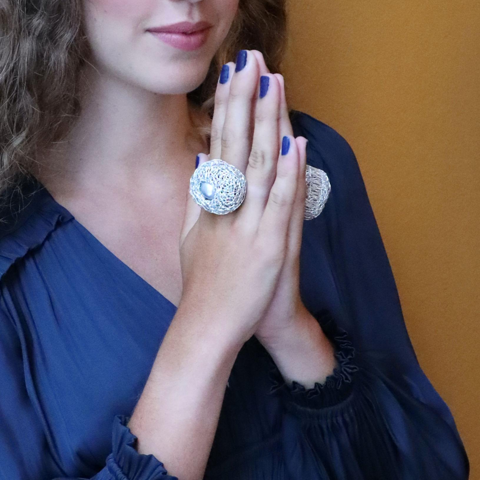 Silver Chunky Cocktail Ring Grey Pearl one-of-a-kind Statement Jewel For Sale 5