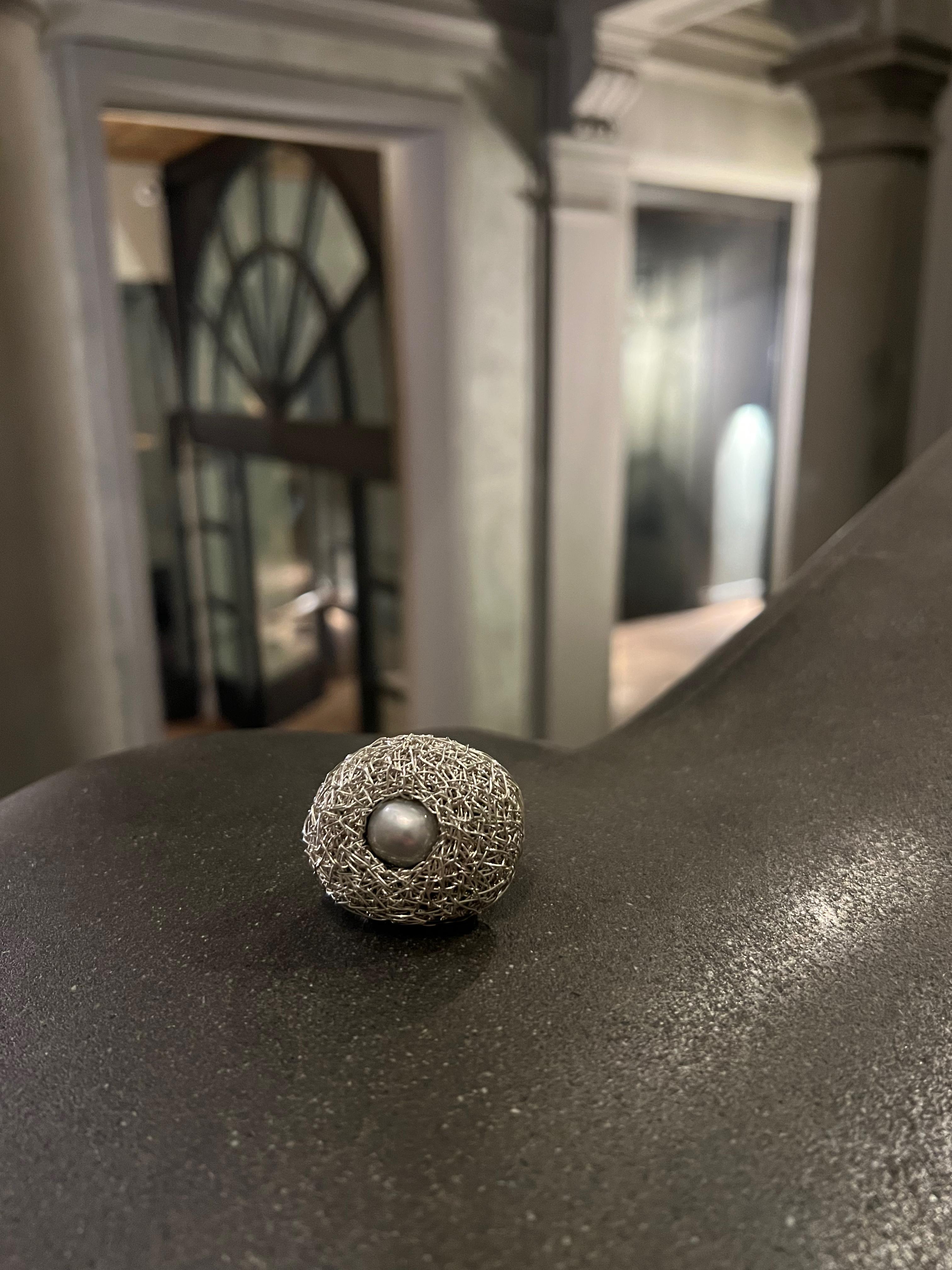 Silver Chunky Cocktail Ring Grey Pearl one-of-a-kind Statement Jewel For Sale 6
