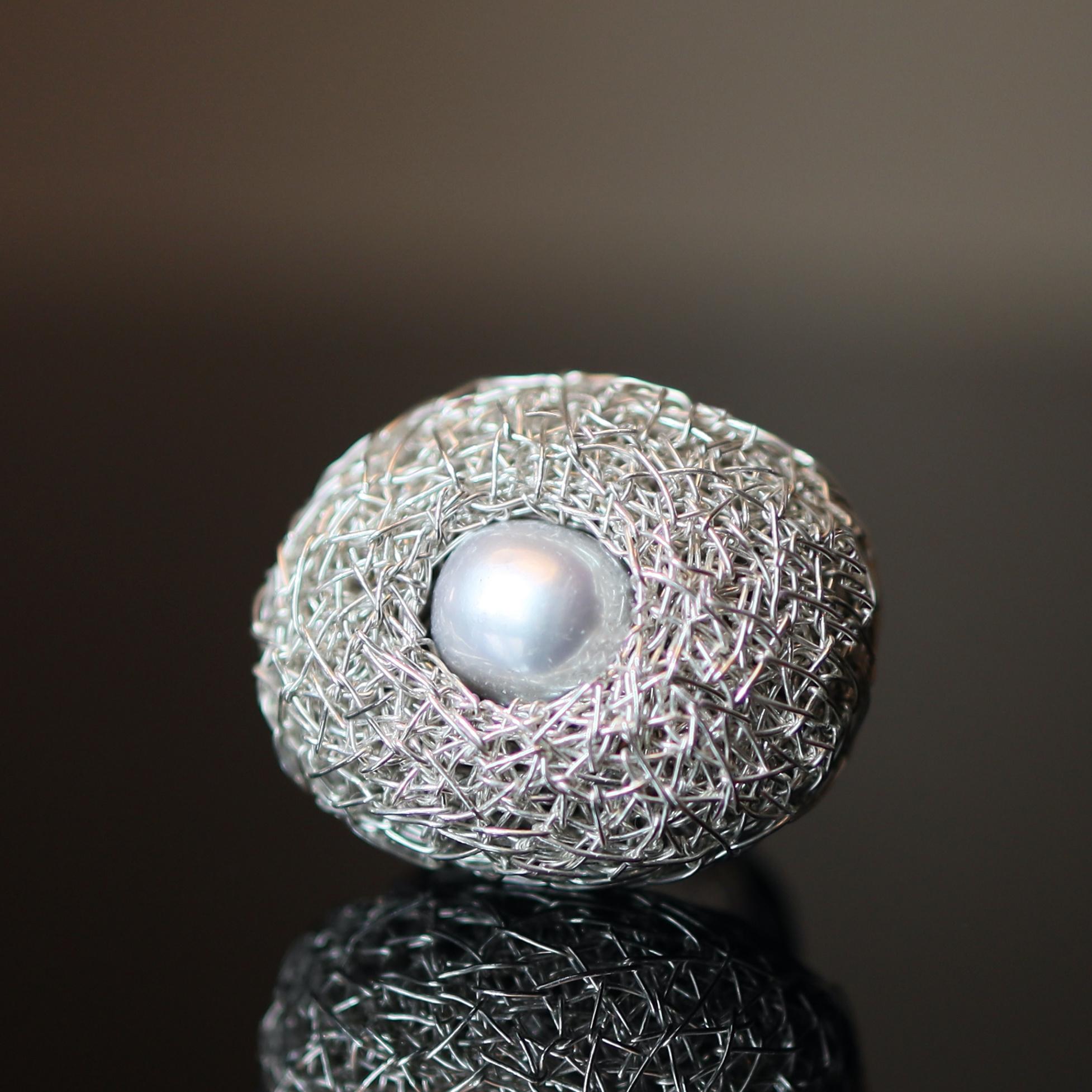 Silver Chunky Cocktail Ring Grey Pearl one-of-a-kind Statement Jewel For Sale 11