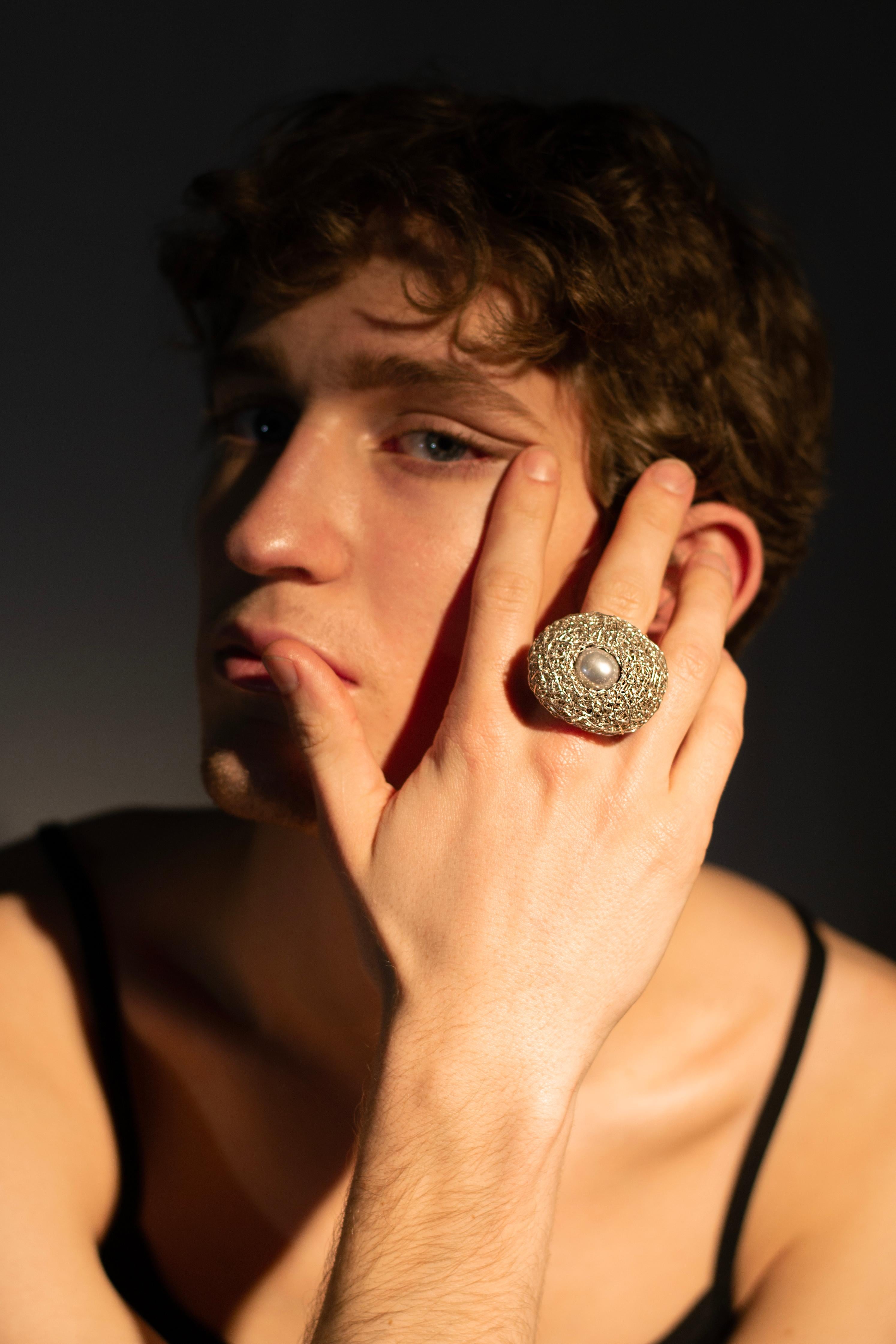 Silver Chunky Cocktail Ring Grey Pearl one-of-a-kind Statement Jewel For Sale 2