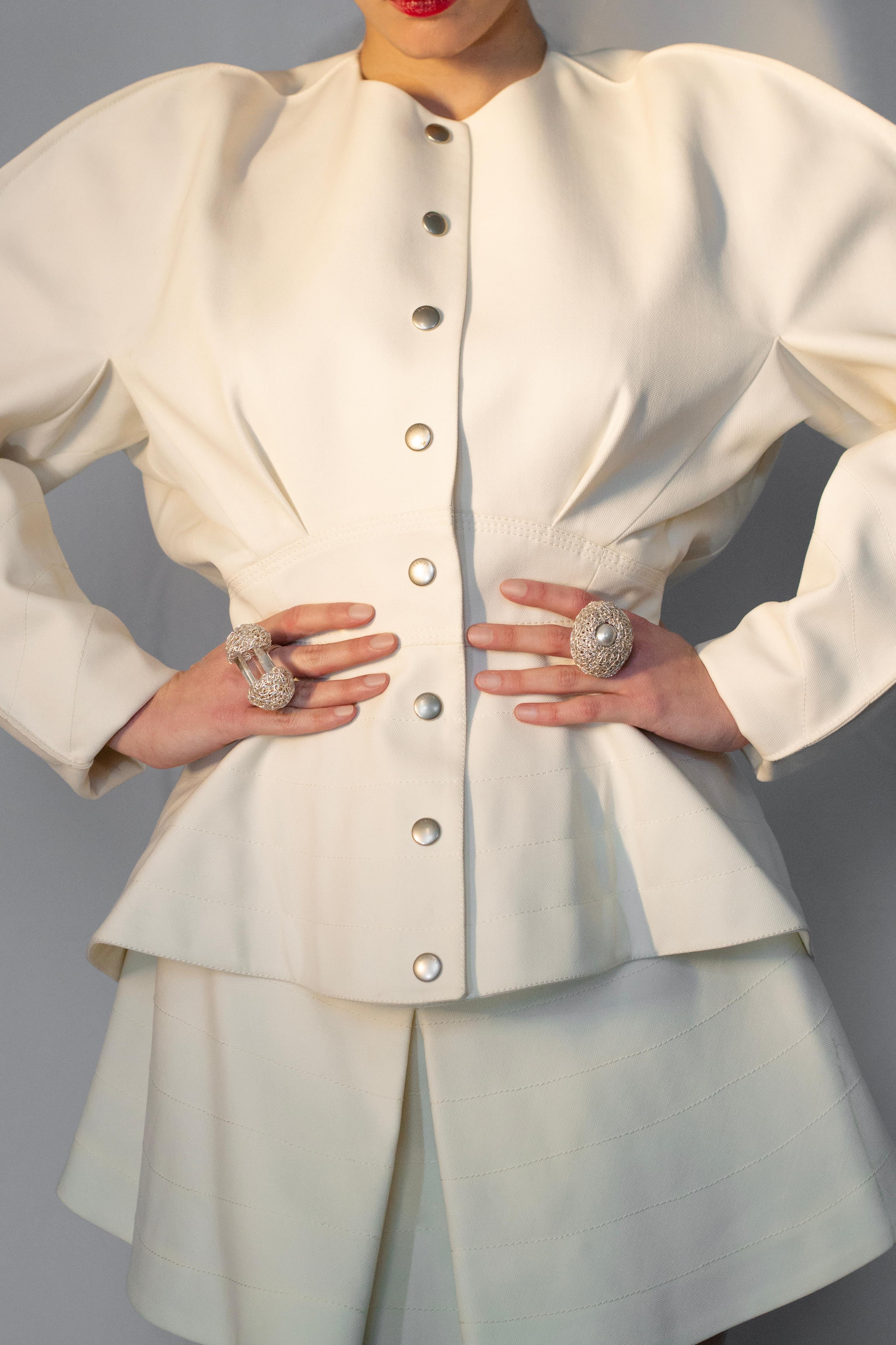 Silver Chunky Cocktail Ring Grey Pearl one-of-a-kind Statement Jewel For Sale 3