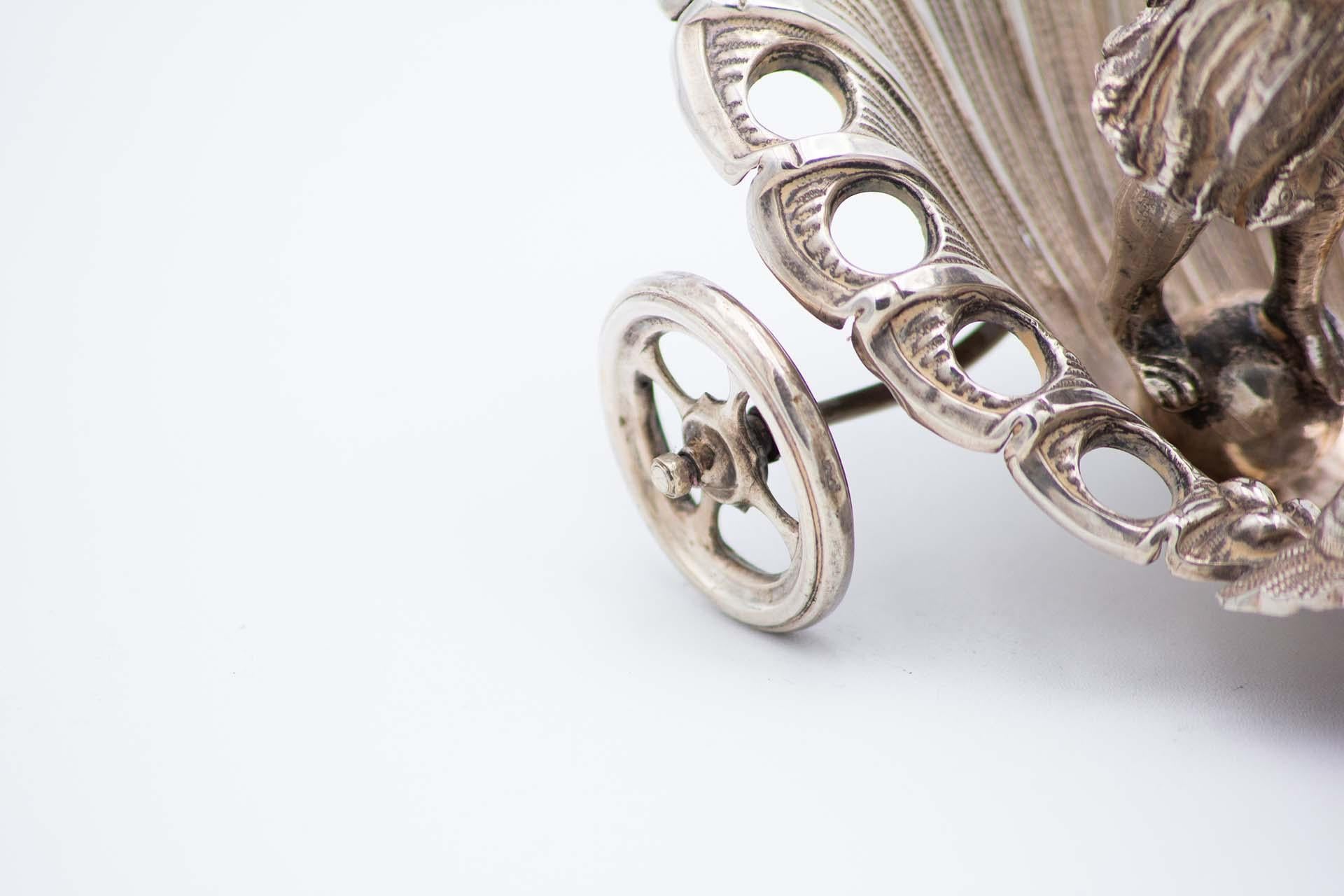 Européen Silver cigar box in the shape of a chariot pulled by two swans en vente