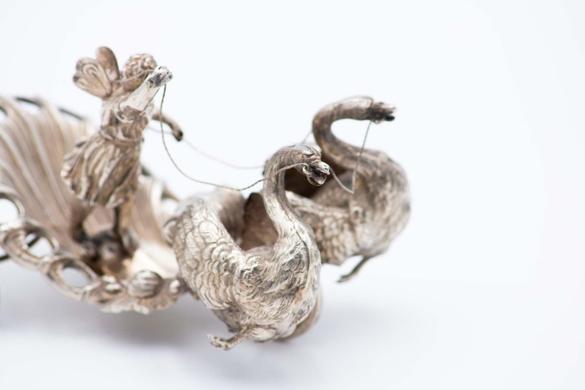 Silver cigar box in the shape of a chariot pulled by two swans Bon état - En vente à Porto, PT