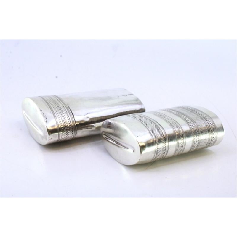 Silver cigar case with engraved wreaths and friezes around the lid In Good Condition For Sale In Porto, PT