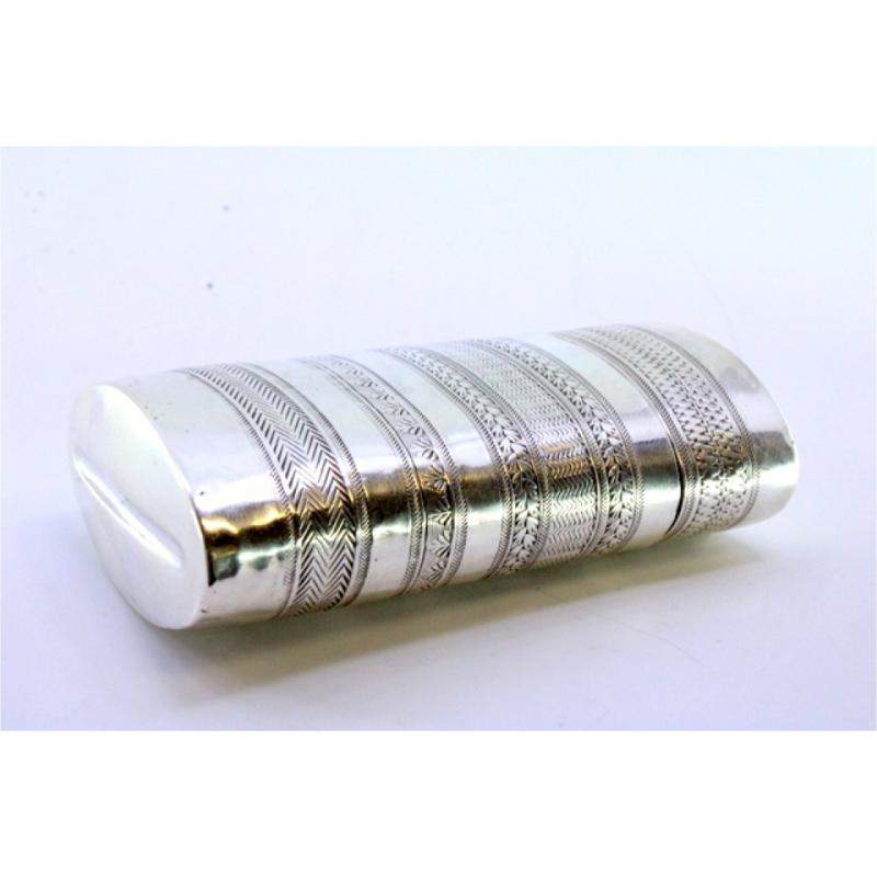 Silver cigar case with engraved wreaths and friezes around the lid For Sale 1