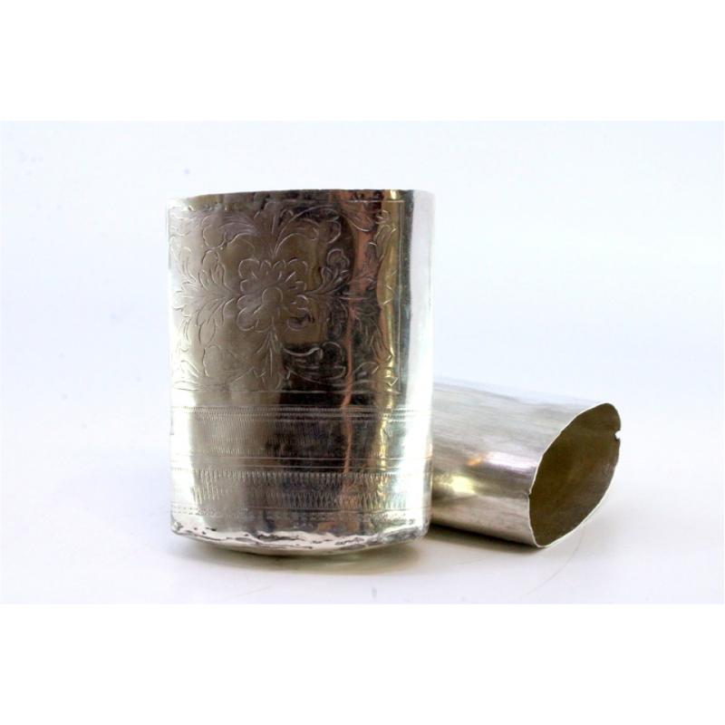 Silver cigar case with engraved wreaths and friezes around the removable lid In Good Condition For Sale In Porto, PT