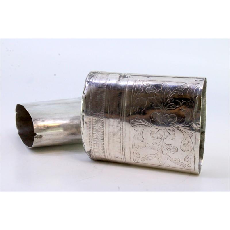 20th Century Silver cigar case with engraved wreaths and friezes around the removable lid For Sale