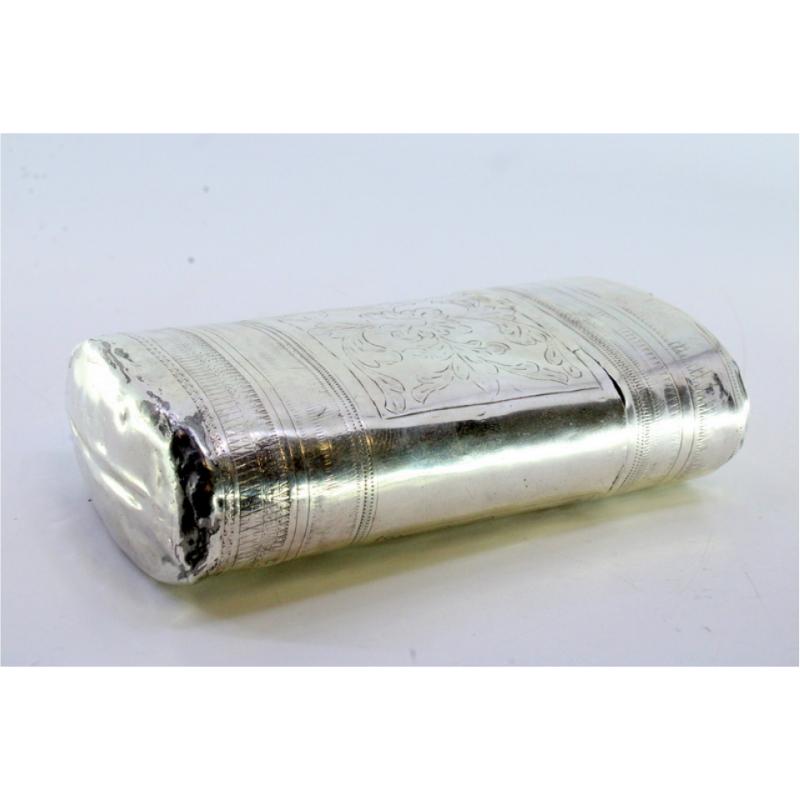 Silver cigar case with engraved wreaths and friezes around the removable lid For Sale 1