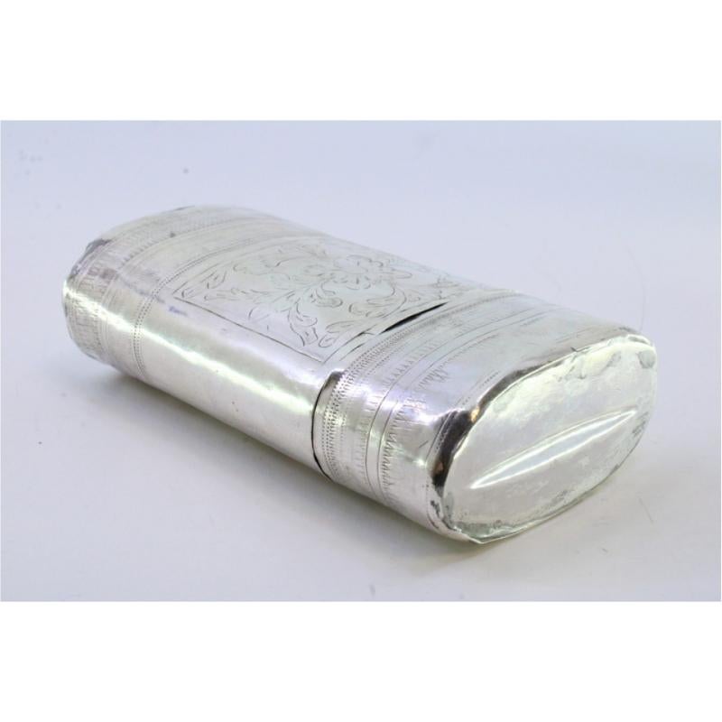 Silver cigar case with engraved wreaths and friezes around the removable lid For Sale 2