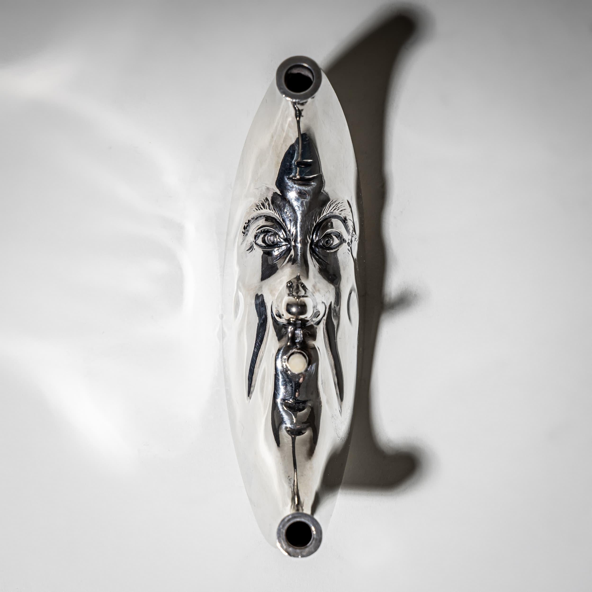 Insolito accendisigari in argento sterling modellato come una mezzaluna con i tratti del viso. Con il marchio del produttore George Heath, il marchio della città di Londra e la data del 1891.
Peso: 92 g
Originariamente venduto al dettaglio da H. H.