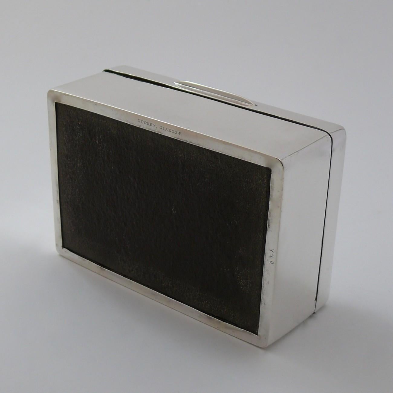 Sterling Silver Cigarette Box, hallmarked 1935 In Good Condition For Sale In London, GB