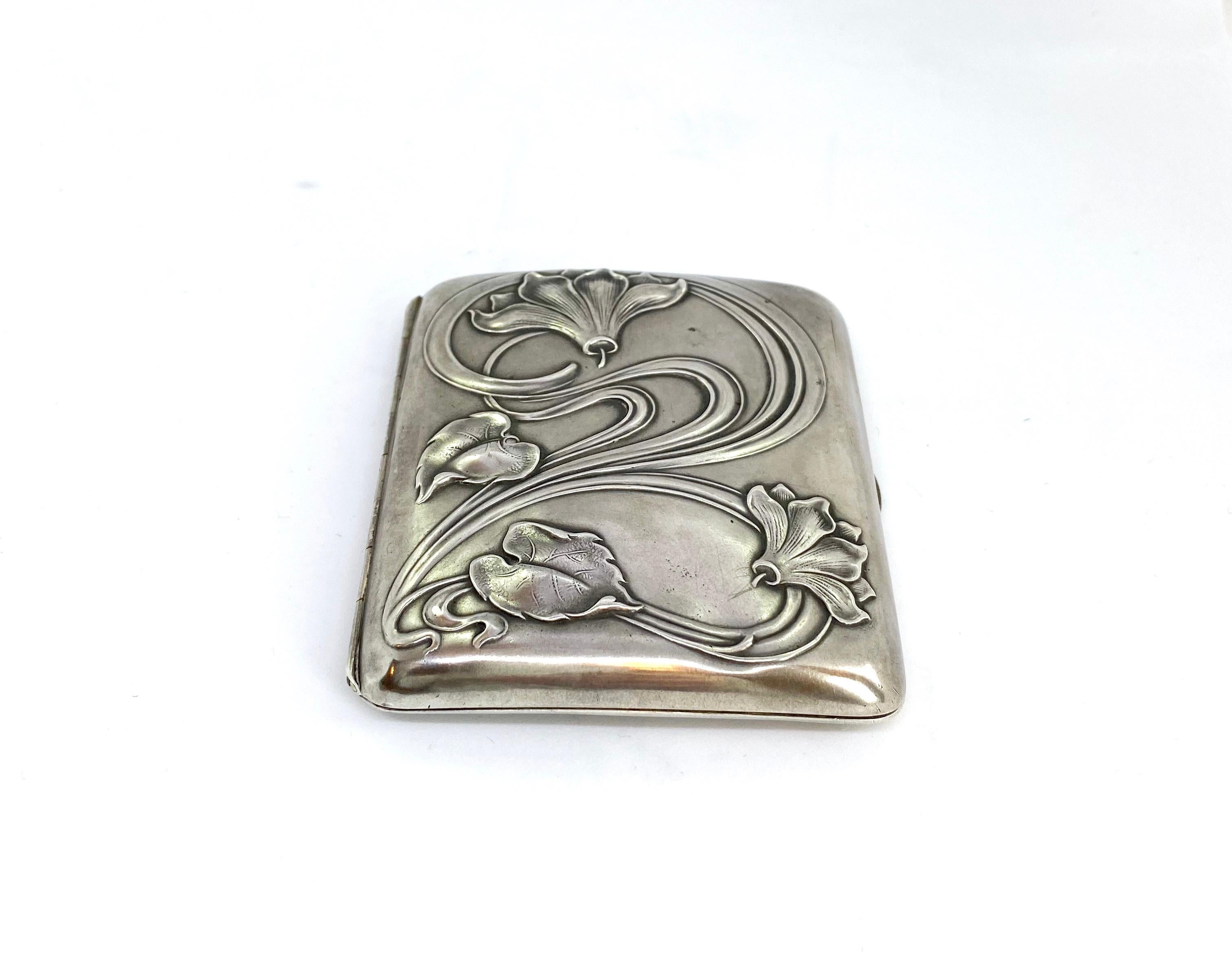 Silver Cigarette Case Art Nouveau 
Jugendstil.
Jugend.
Great box.
Silver Stamp in box lock 84. Head and 3
The box contains 84 Russian silver markings.
I don't know if the box is Russian, or made elsewhere? In Europe and perhaps sold in time in