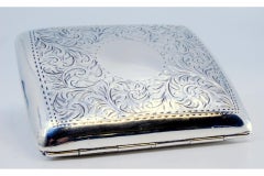 Etui à cigarettes en argent gravé des deux côtés d'un monogramme et d'un porte-cigarette