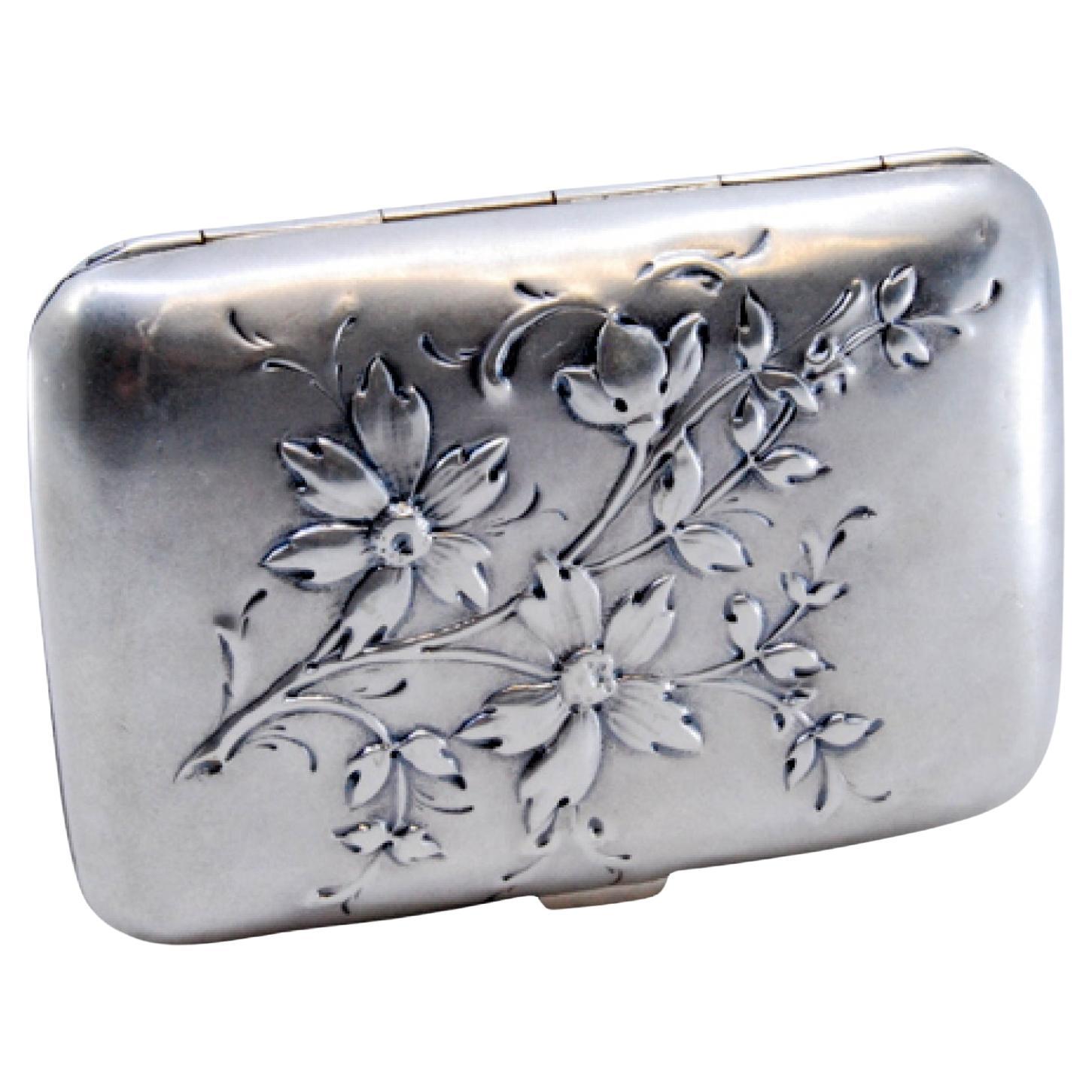 Descrizione: Portasigarette in argento in stile Art Nouveau con motivi floreali in rilievo. Metallo: Argento. Origine: Portoghese. Marchio: Javali II. Titolo: Peso: 68.27 grammi. Dimensioni: 9x6,2 cm. Contenuto: 833/1000. Marchio di controllo: Sì,