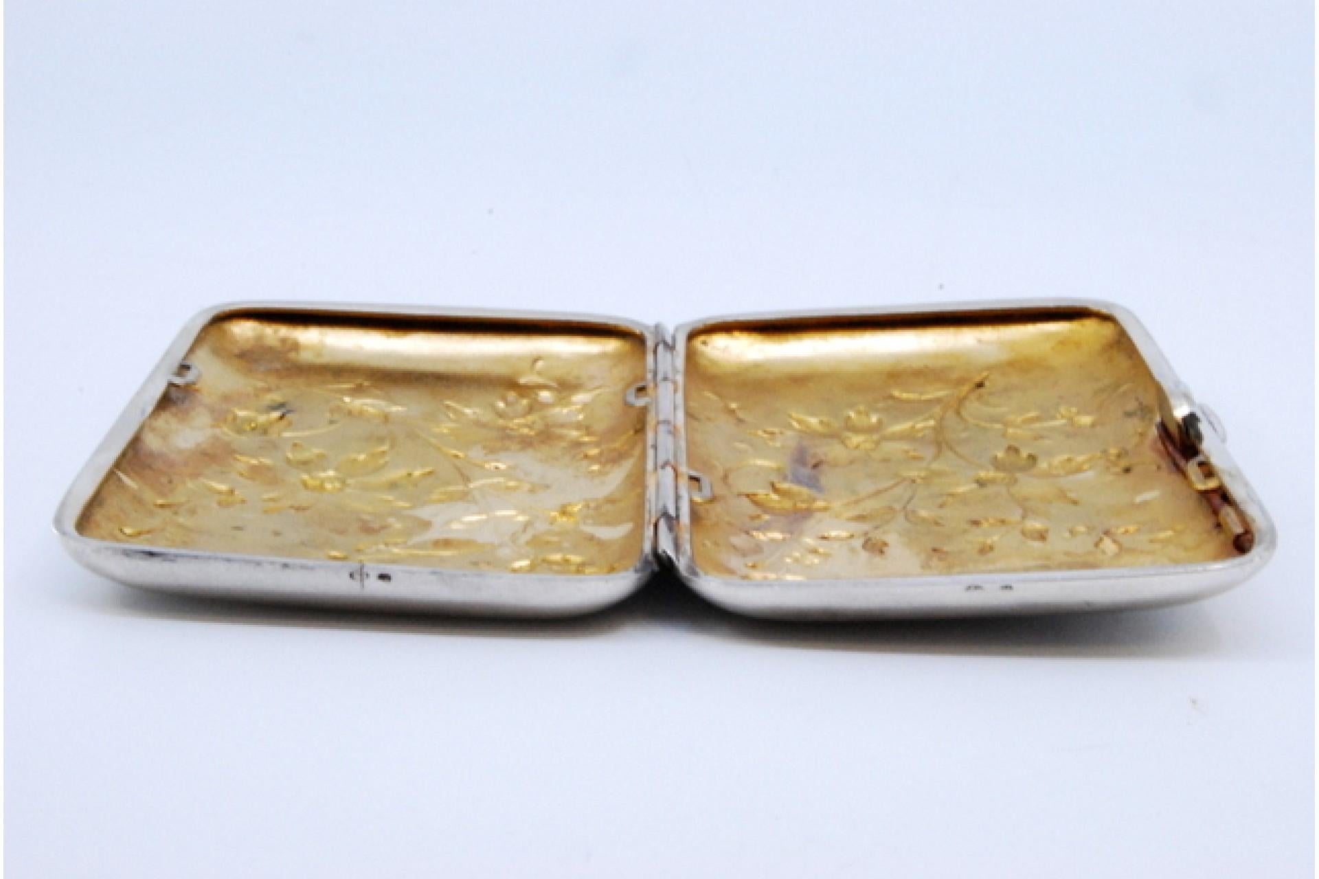 Europeo Silver cigarette case in Art Nouveau style with embossed floral motifs in vendita