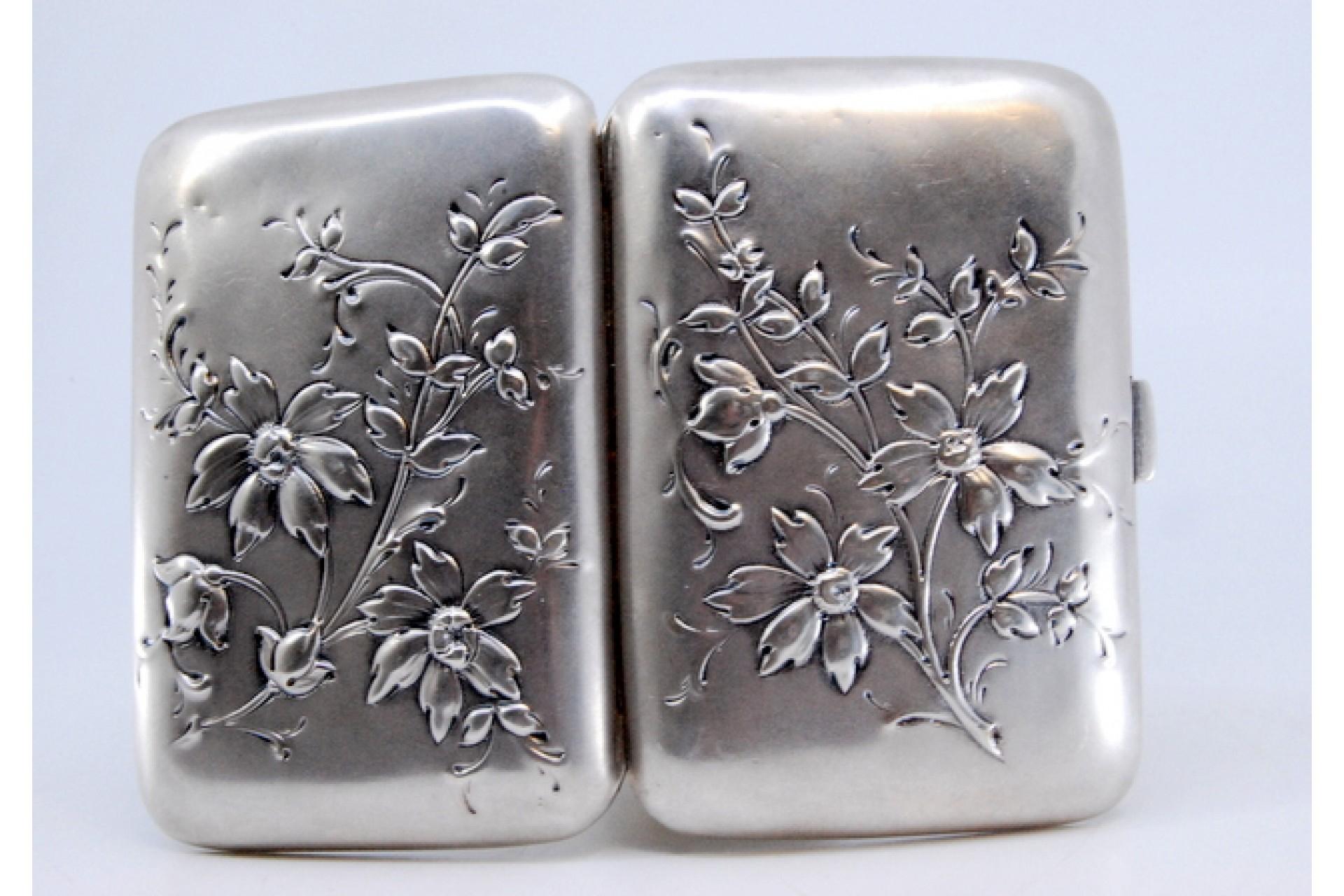 Silver cigarette case in Art Nouveau style with embossed floral motifs In condizioni buone in vendita a Porto, PT