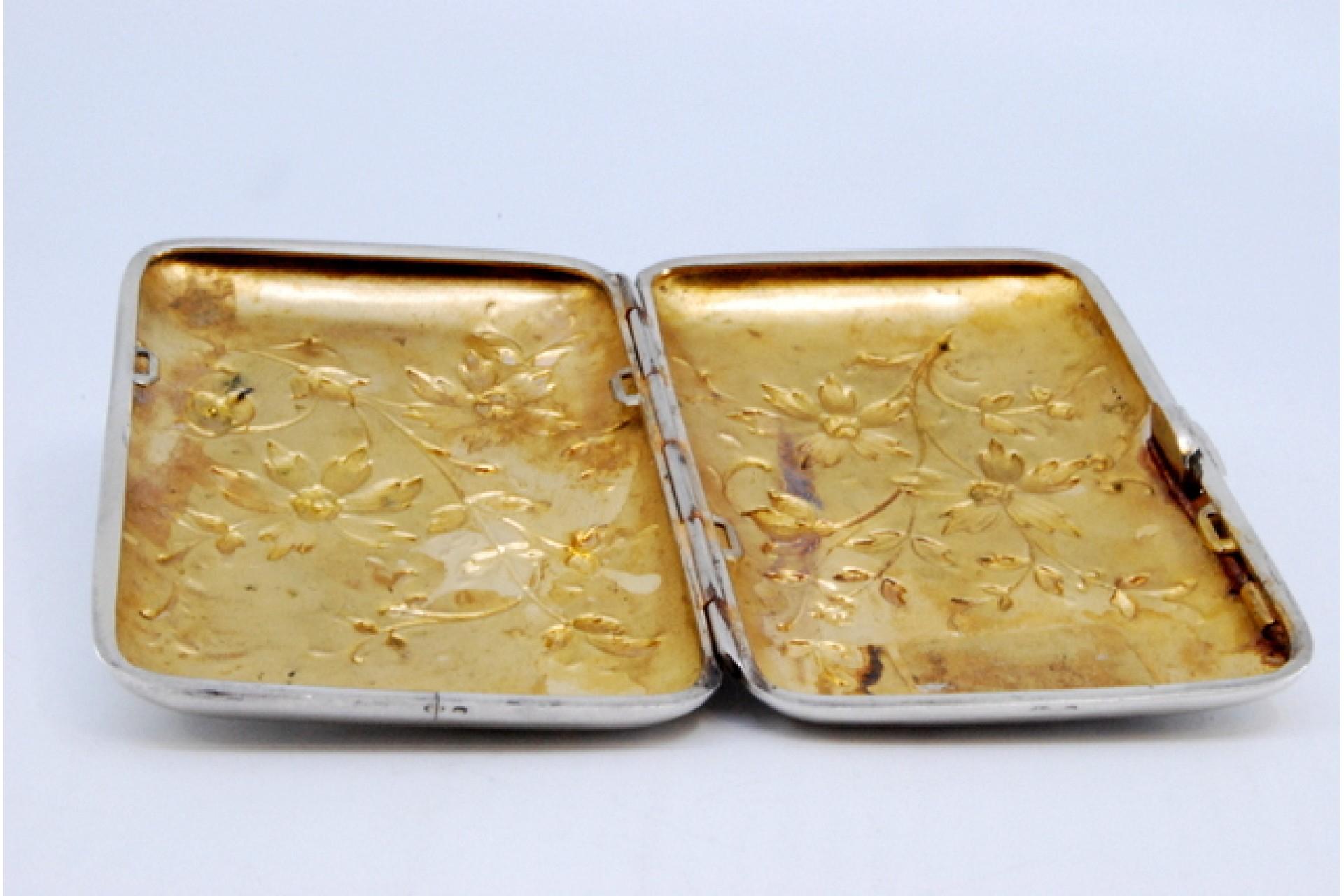 XIX secolo Silver cigarette case in Art Nouveau style with embossed floral motifs in vendita