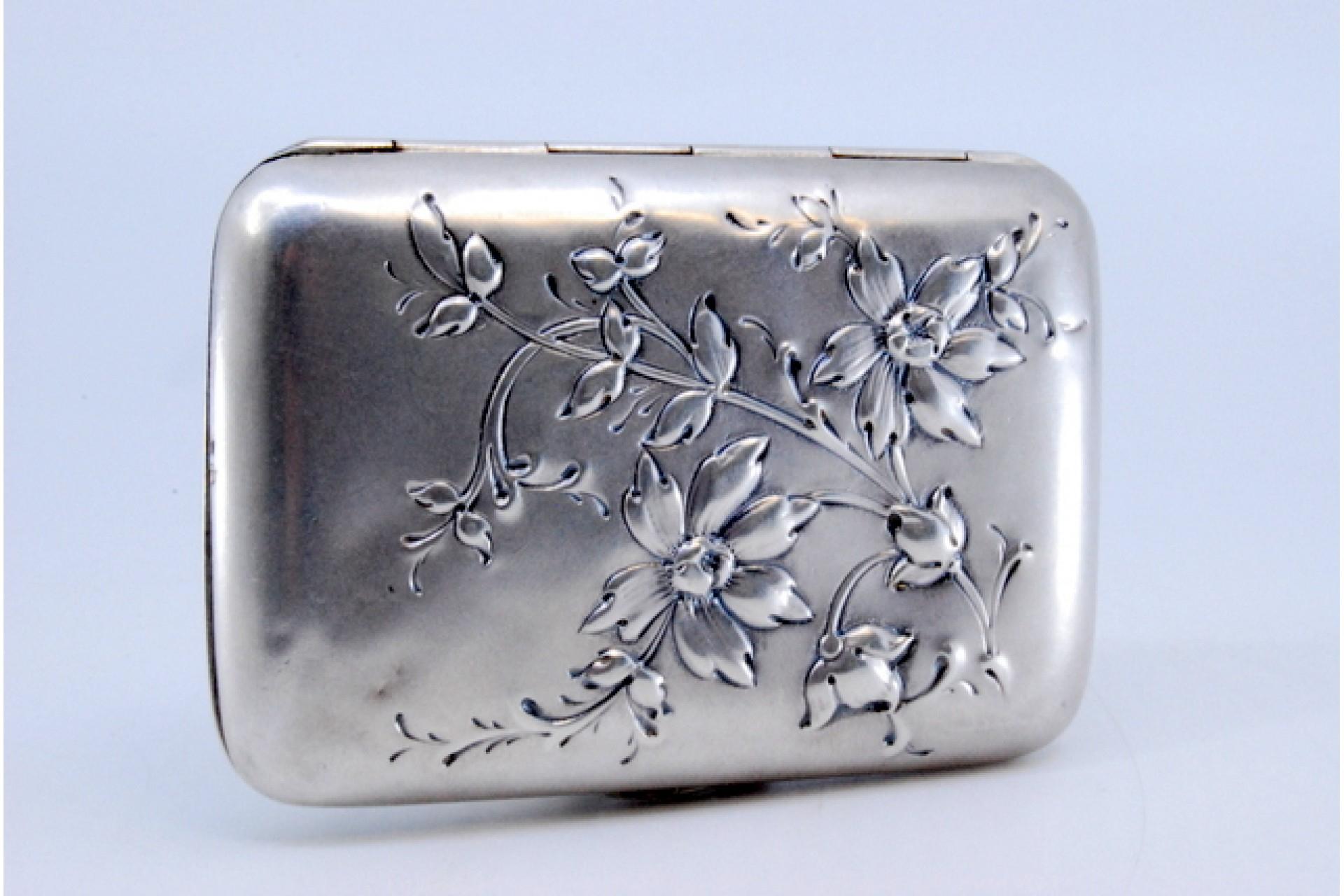 Argento Silver cigarette case in Art Nouveau style with embossed floral motifs in vendita