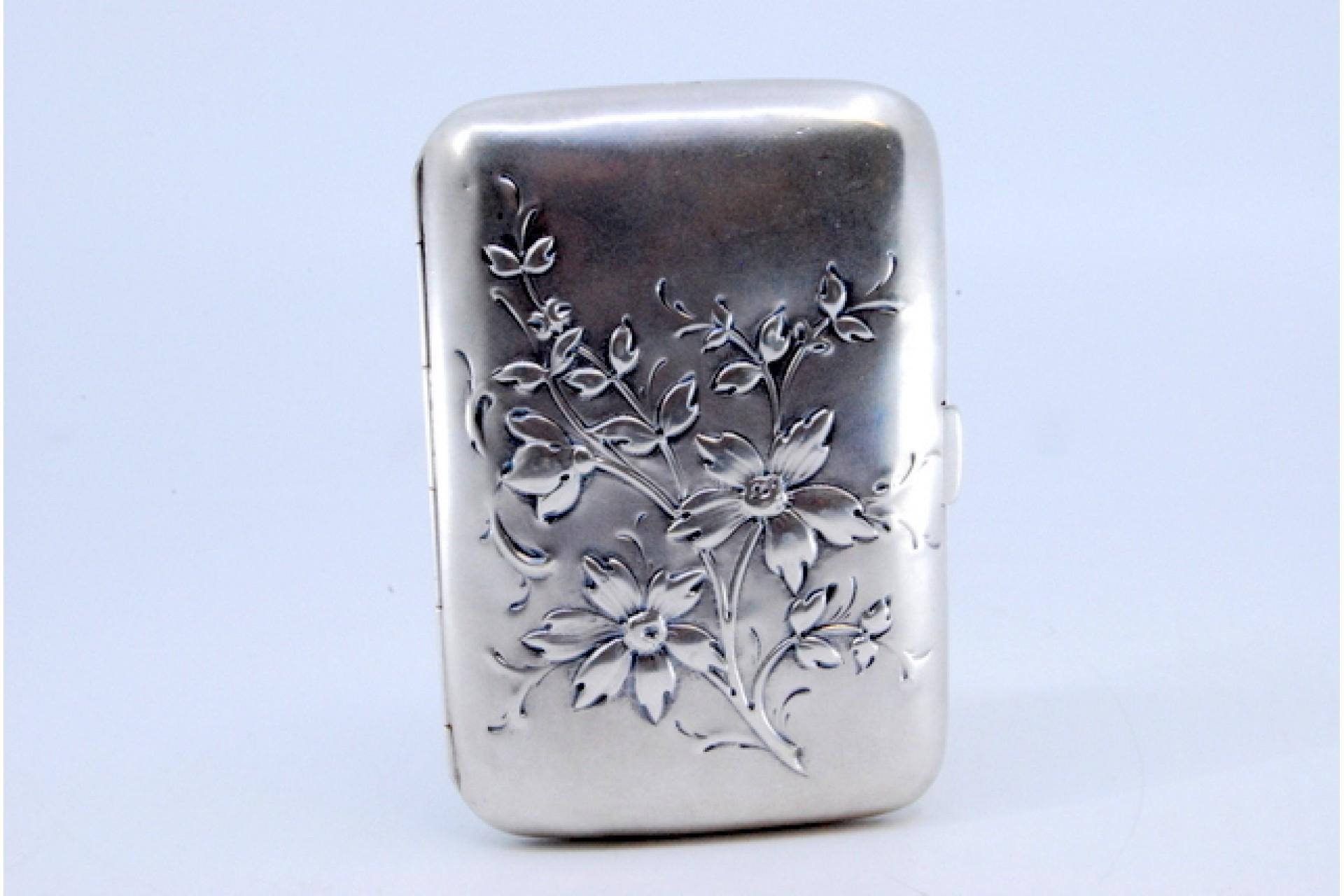 Silver cigarette case in Art Nouveau style with embossed floral motifs in vendita 1