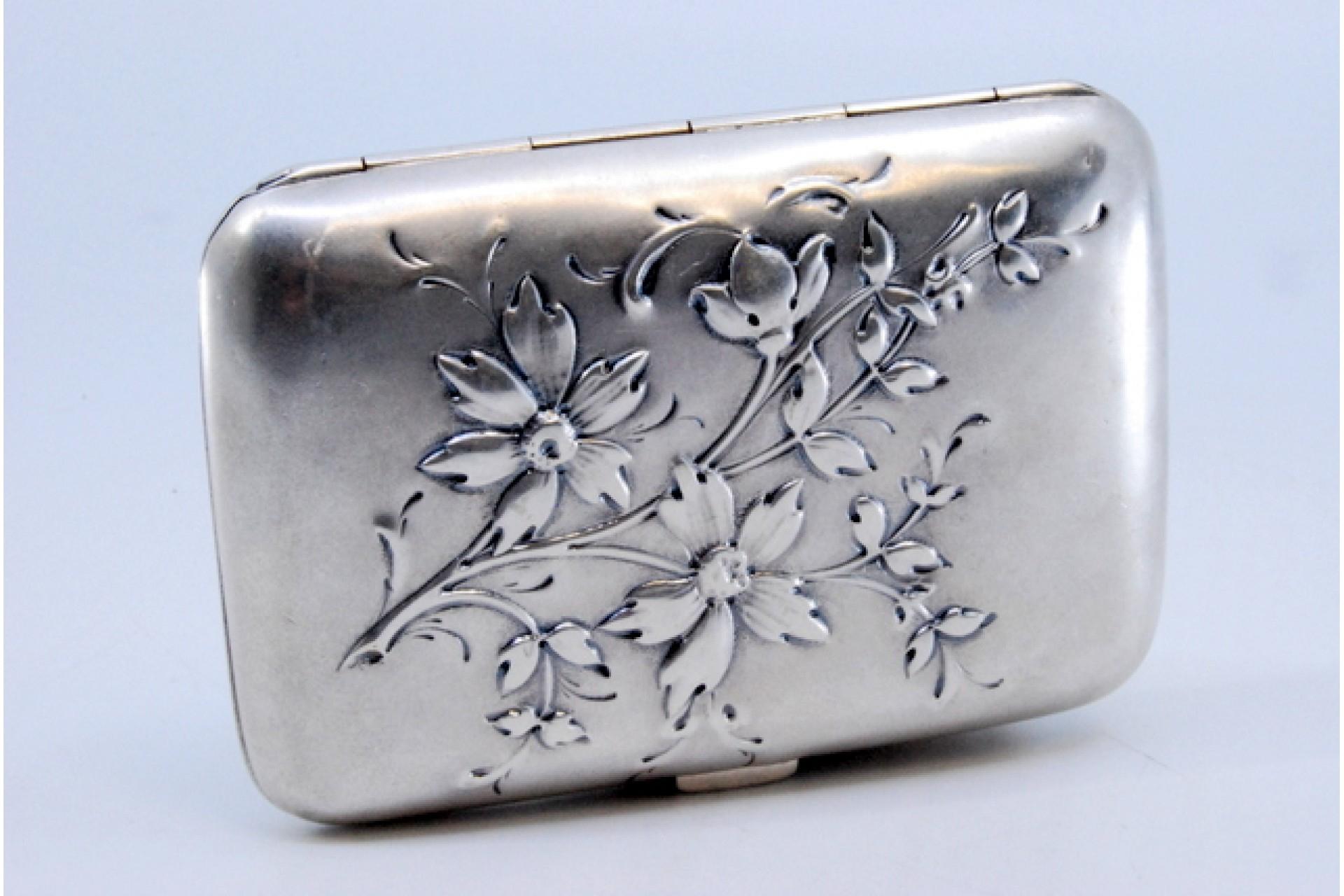 Silver cigarette case in Art Nouveau style with embossed floral motifs in vendita 2