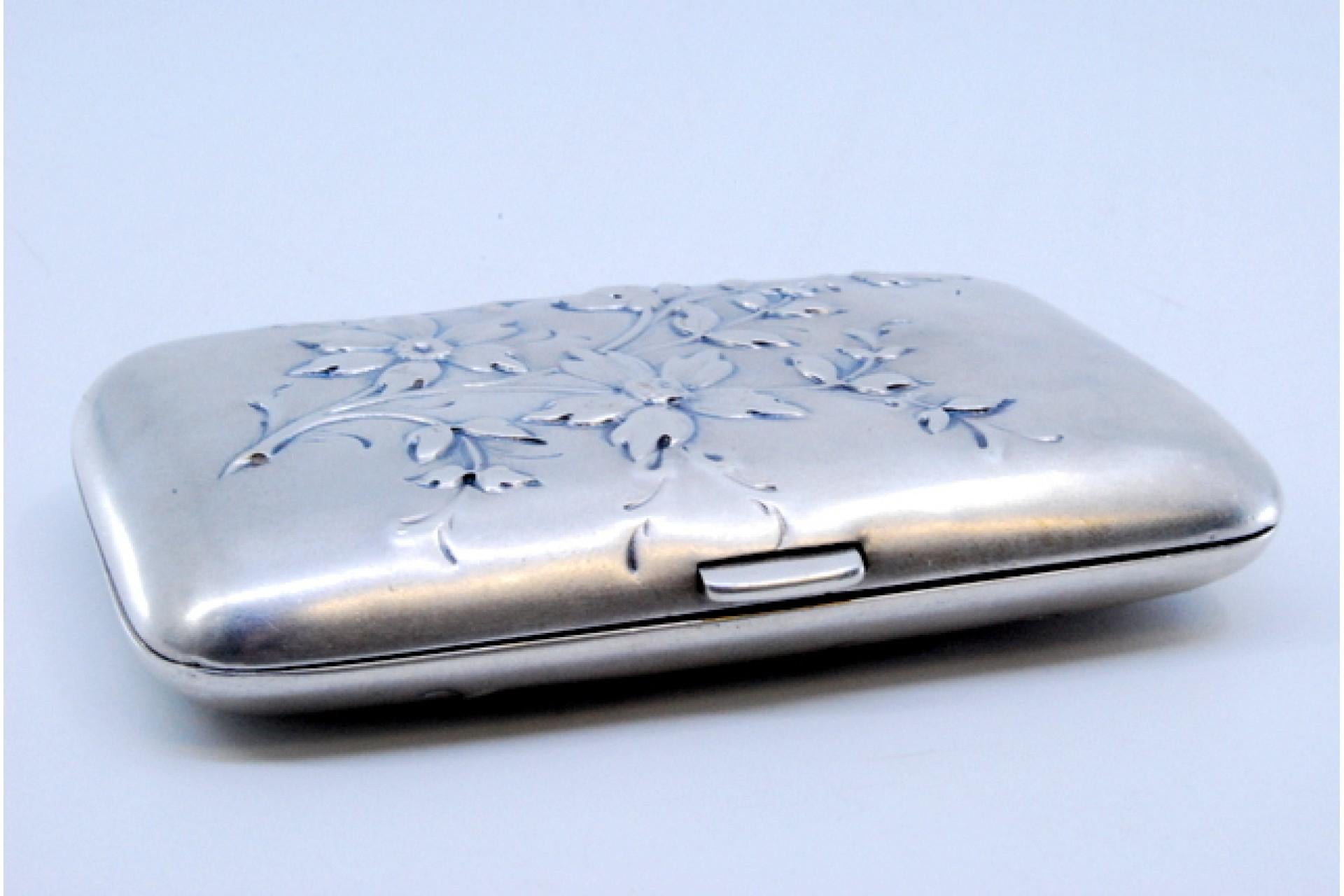 Silver cigarette case in Art Nouveau style with embossed floral motifs in vendita 3