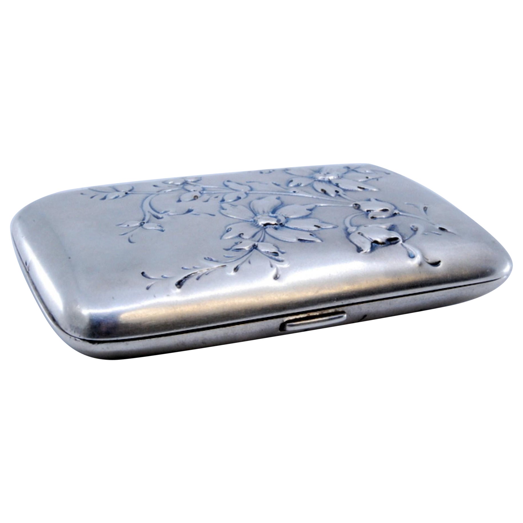 Silver cigarette case in Art Nouveau style with embossed floral motifs